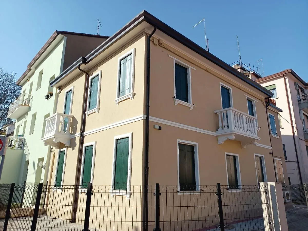 Arcobaleno Rooms Mestre-Venezia 0*, Местре Италия
